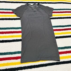 Lululemon athletica swiftly tech short sleeve t shirt size 4 black white stripe
